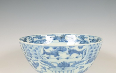 China, a blue and white porcelain bowl, late Ming dynasty (1368-1644)