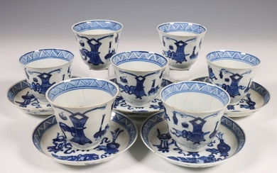 China, een set van zeven blauw-wit porseleinen kopjes en vijf...
