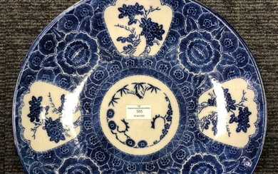 Chine : Plat en porcelaine émaillée bleu à décor de branches fleuries dans des cartouches...