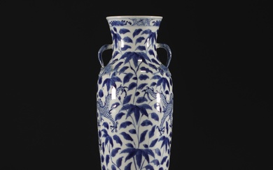 Chine - Vase en porcelaine bleu blanc à décor de dragons, époque Qing. Poids: 890...