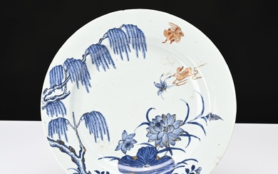 Chine XVIIIe siècle, Plat creux en porcelaine et émaux bleu, blanc, rouge de cuivre et...