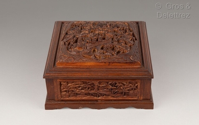 Chine du sud, vers 1900 Coffret en bois, le couvercle à décor sculpté d un...