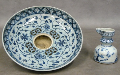 Chine : un lot en porcelaine en camaïeu bleu : un bassin ajouré et une...