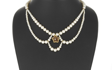 Collier de perles "draperies" retenant en son centre un motif de rose serti d'un diamant