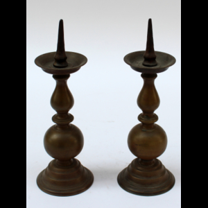 Coppia di antichi candelieri a rocchetto in bronzo (h cm 25)