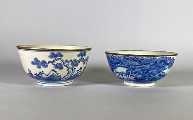 Deux bols en porcelaine bleu blanc l'un à... - Lot 285 - SGL Enchères - Frédéric Laurent de Rummel et Peggy Savidan