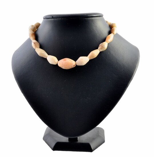 Eastern Mediterranean Basin agate Beaded necklace with gold clasp.