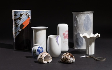 Ensemble comprenant : - TIRSCHENREUTH. Trois vases en porcelaine, l'un à décor de feuilles, l'autre...