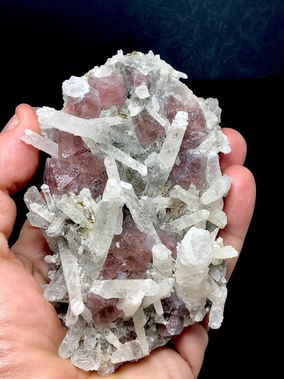 Exceptional museum piece pink fluorite with acicular quartz and small pyrite crystals - 12×8×3 cm - 300 g