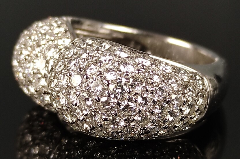 Exclusive diamond ring, in heart shape, set with approx. 140 diamonds of together around 3,5ct, W/V