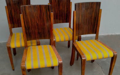 Gruppo di quattro sedie déco con struttura in legno massello e impiallacciato in radica, seduta rivestita in tessuto giallo e...