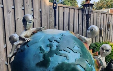 Hangable Alien and Globe Statue
