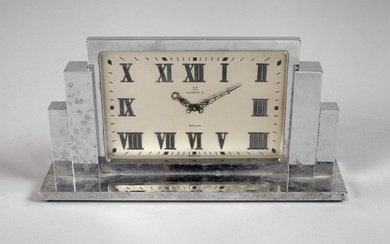 Horloge de table Omega Suisse, années 1930, boîtier en métal chromé, cadran argenté avec chiffres...