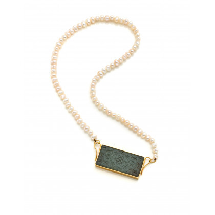 Irregular cultured pearl necklace of mm 5.50 circa with a gold and carved nephrite central, g 41.09 circa, length cm...