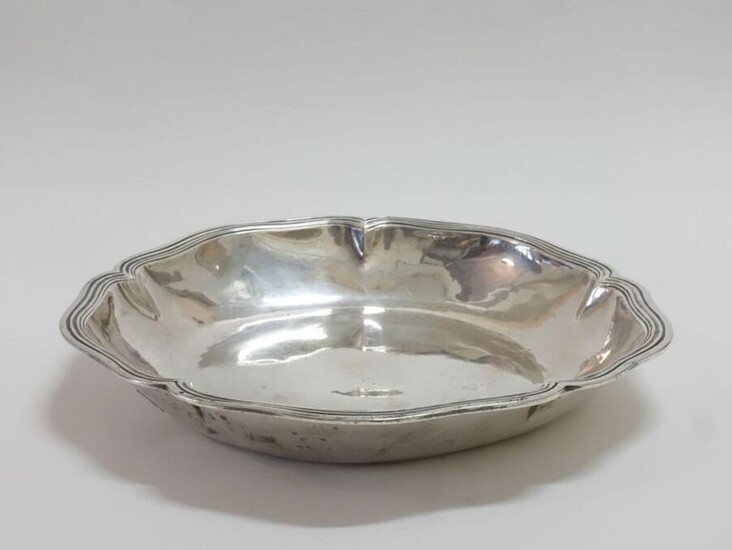Round and hollow silver bowl, model nets contours.