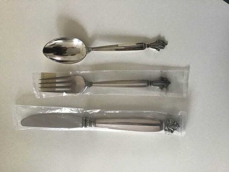 Johan Rohde: “Kongemønster”. Set of three sterling silver cutlery, comprising spoon, knife and fork. Georg Jensen after 1945. L. 15.5–25.5 cm. (3)