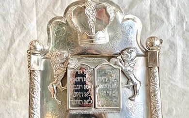 Judaica - A magnificent Jewish Torah shield ( Tas ) - - .875 (84 Zolotniki) silver - Master silversmith - U.S. - Mid 20th century