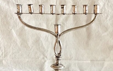 Judaica - A magnificent hanukah menorah lamp - Museum Quality - .800 silver - Master silversmith - Austria - Early 20th century