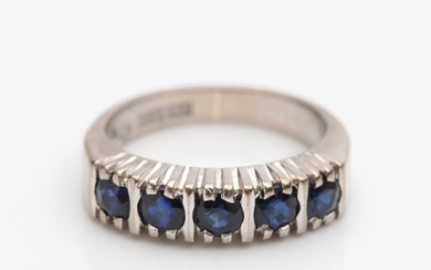 LITTLE FINGER RING, 18k white gold with five dark blue sapphires, weight approx 4,4 grams.