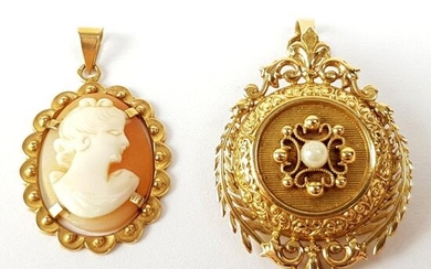 LOT of two 750 gold pendants ‰ , one decorated with a shell cameo (weight 2.9 g) and the other with a rosette (weight 6.6 g)