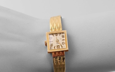 Ladies' wristwatch in 750 thousandths yellow gold, square case, cream dial, arrowhead and Arabic numerals, woven gold bracelet, quartz movement (changed). Part of the clasp is missing.