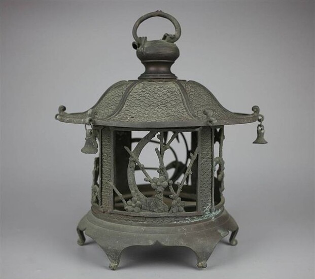 Lantern - Bronze - Very fine hanging lamp with three friends of winter auspicious design - Japan - 19th century (Edo/Meiji period)