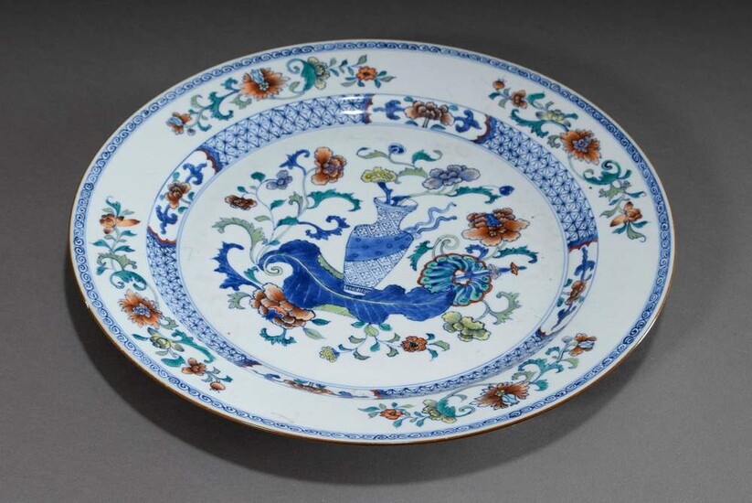 Large Chinese porcelain doucai plate with floral blue painting decoration and Famille Rose overpainting, Ø 41cm, bumped at the rim