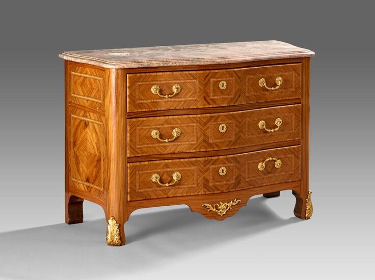 Louis XV style chest of drawers with curved front and sides in rosewood veneer inlaid with curling inlays in black and light wood net frames. It opens with three large drawers. Rounded uprights. Breccia marble top.
