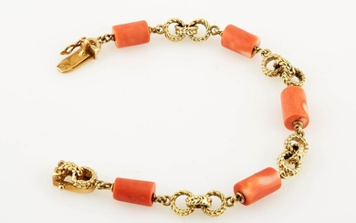 MELLERIO. Bracelet souple maille ronde godronnée en forme de corde alternée de bâtonnets de corail...