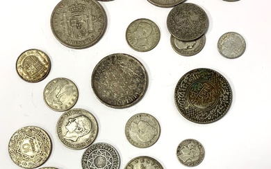 Monde - Divers Lot de monnaies en argent comprenant : -Trois 5 Pesetas 1871,1870,1891 -Une...