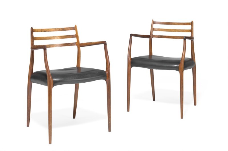 Niels O. Møller: A pair of Brazilian rosewood armchairs. Seat upholstered with black leather. Model 62. Manufactured by J.L. Møller. (2)