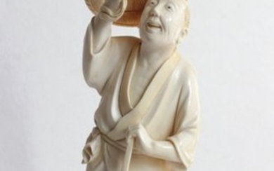OKIMONO en ivoire représentant un joyeux jardinier. Japon,...