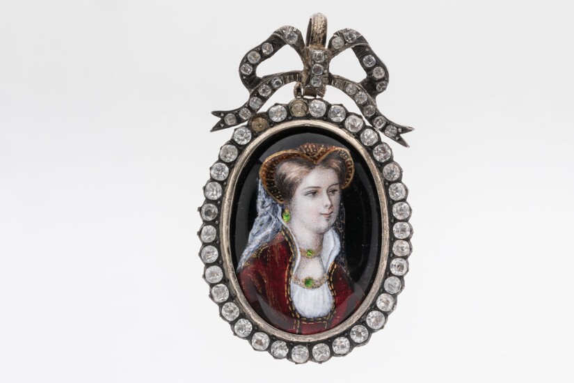PENDENTIF MÉDAILLON en argent orné d'un émail figurant un portrait en buste de jeune femme. Dans un entourage de pierres blanches d'imitation.