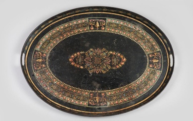 PLATEAU ovale en tôle peinte à décor de vases et frises à l'antique polychromes et or sur fond noir. Epoque Empire. 76 x 55 cm. Accidents.