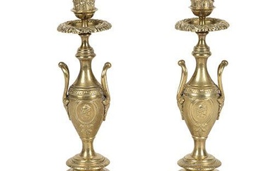 Paire de bougeoirs en bronze doré à tige en forme de vase. Hauteur : 29...