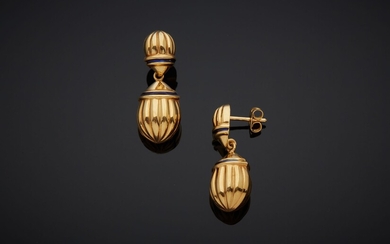 Paire de pendants d’oreilles en or jaune 18K 750‰, articulés de sphères cannelées émaillées de...