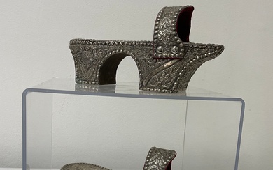 Paire de socques de hammam (qabqâb) Empire ottoman, XIXe siècle Belle paire de sandales à...