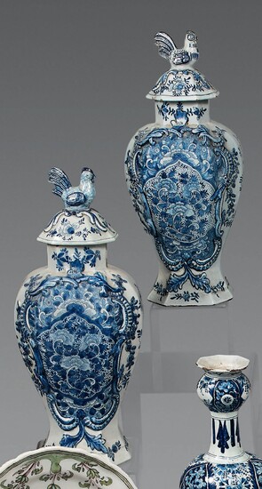Paire de vases couverts à pans en faïence à décor floral en camaïeu bleu dans...
