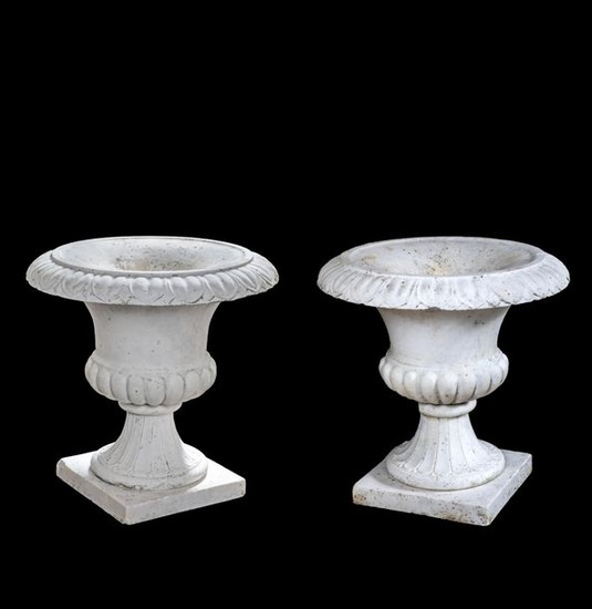 Paire de vases de forme « Médicis » en marbre blan…