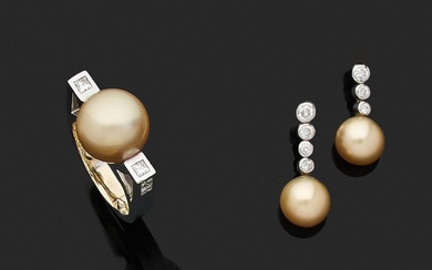 Parure en or gris 18K ornée de perles et petits diamants ronds comprenant : -...