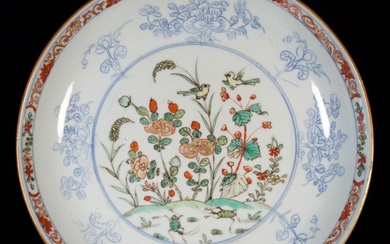 Plate - Rare coupe en porcelaine aux émaux de la Famille Verte et bleu sous couverte - Porcelain
