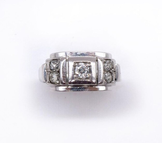 RING in platinum and 18K white gold holding five antique cut diamonds. French work. TDD: 55. Gross weight: 5.55 gr. A platinum, gold and diamond ring.