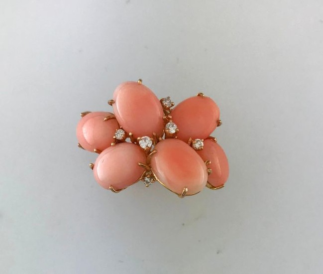 Ring in 750°/°° gold set with coral cabochons...