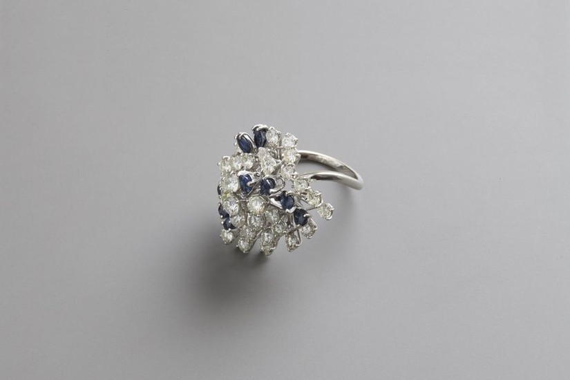 Ring in white goldwith diamonds and sapphires