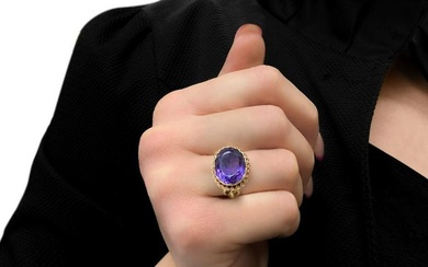 Ring in yellow gold and oval amethyst