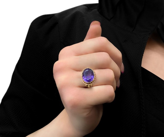 Ring in yellow gold and oval amethyst