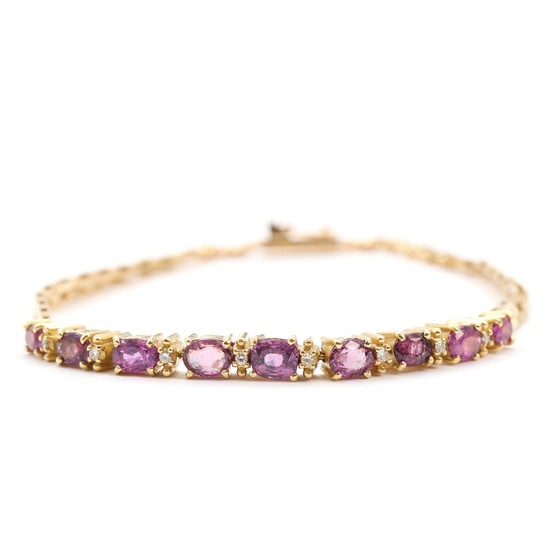 Ruby and diamond bracelet set with numerous faceted rubies and brilliant-cut diamonds, mounted in 18k gold. L. 20.5 cm. Weight app. 12.5 g.