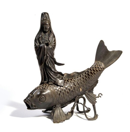 Sculpture en bronze d’une carpe nageant avec,...