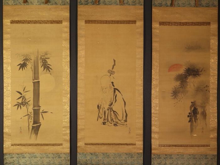 Set of three hanging scroll paintings - Silk - Attributed to Kano Tsunenobu (1636-1713) - Very fine auspicious sumi-e triptych of Jurojin, pine and bamboo - including signed tomobako - Japan - Edo Period (1600-1868)