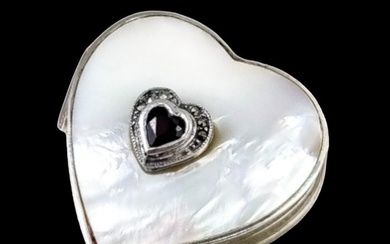 Sterling silver mother-of-pearl heart-shaped pillbox with garnet and marcasites - Pillbox (1) - .925 silver, Mother of pearl, Garnet, Marcasites